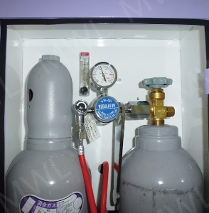 ガスボンベ背面搭載